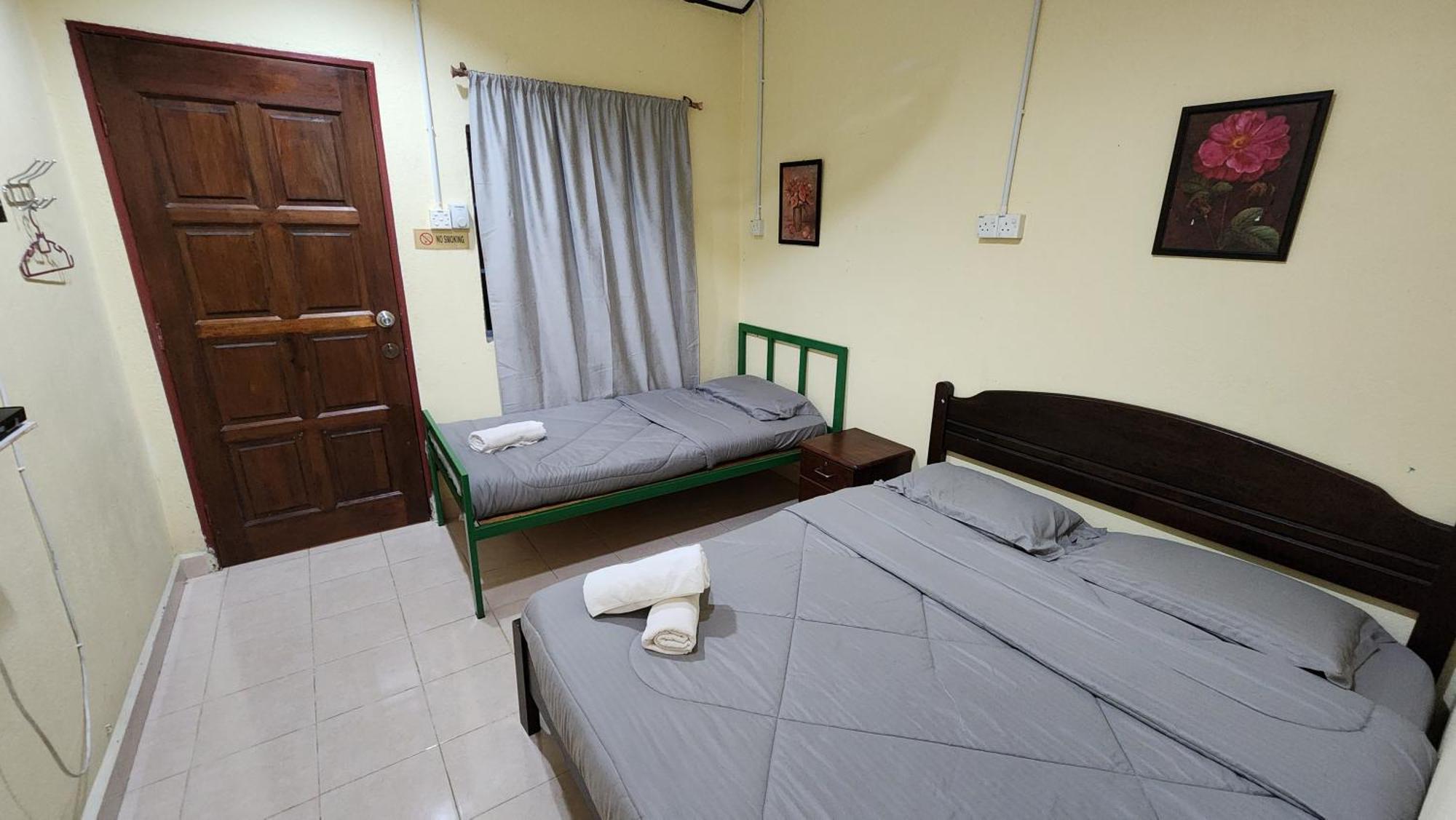 Lagenda Resthouse Cenang Beach Пантай Ченанг Екстериор снимка